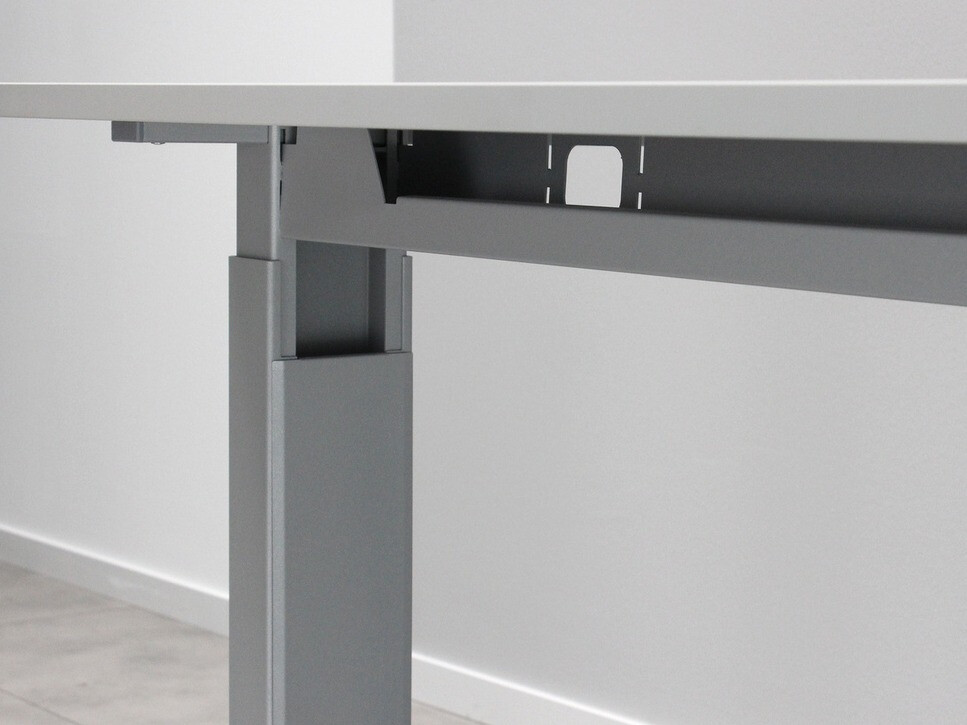 Íróasztal Eliromo 108 (Világosszürke + Ezüst)