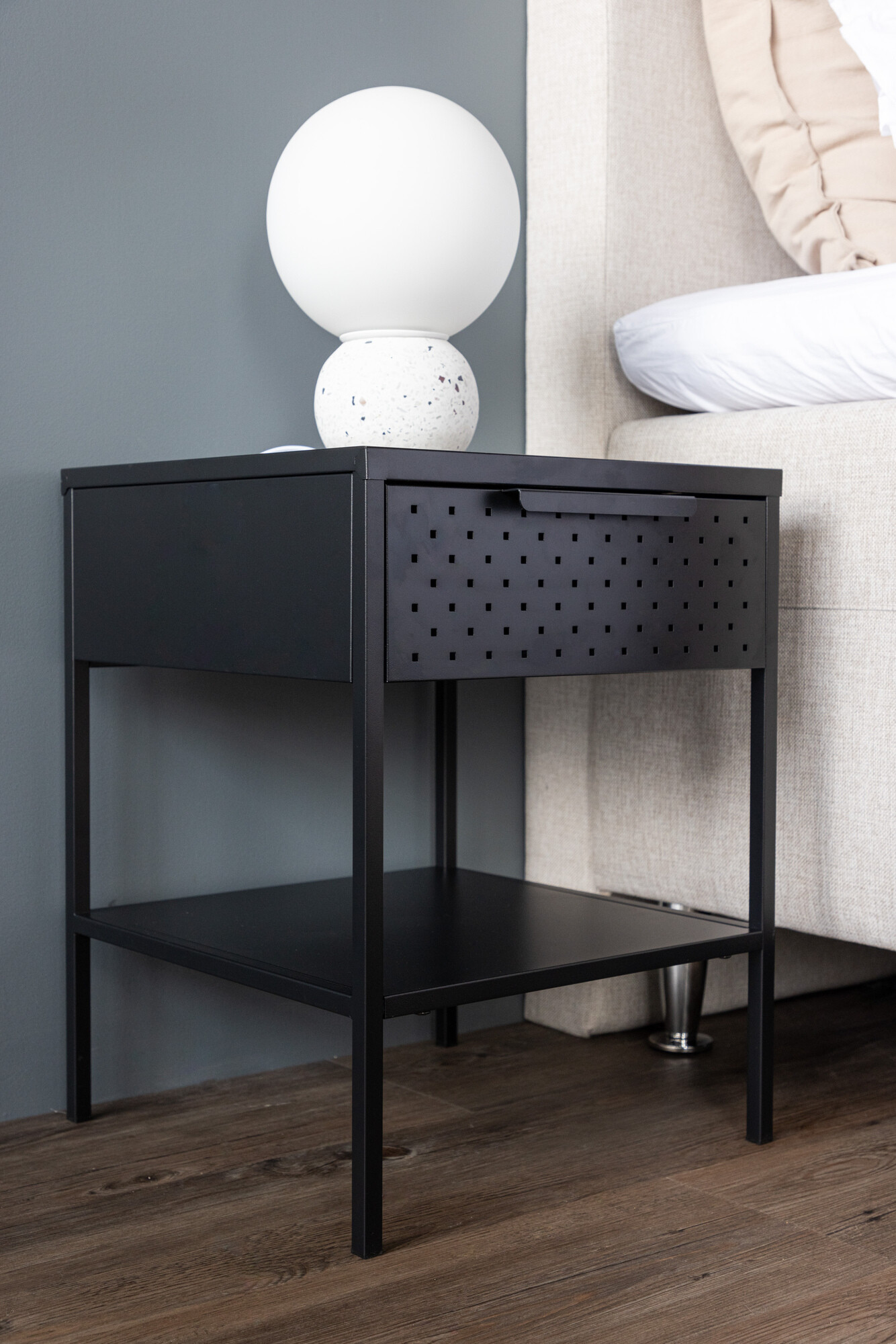 Éjjeliszekrény Dallas 4299 (Fekete)