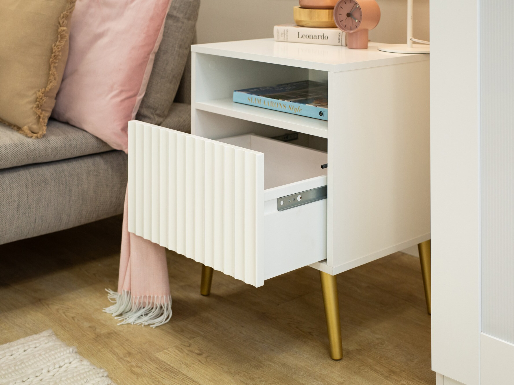 Éjjeliszekrény Cirferi 106 (Fehér + Aranysárga)