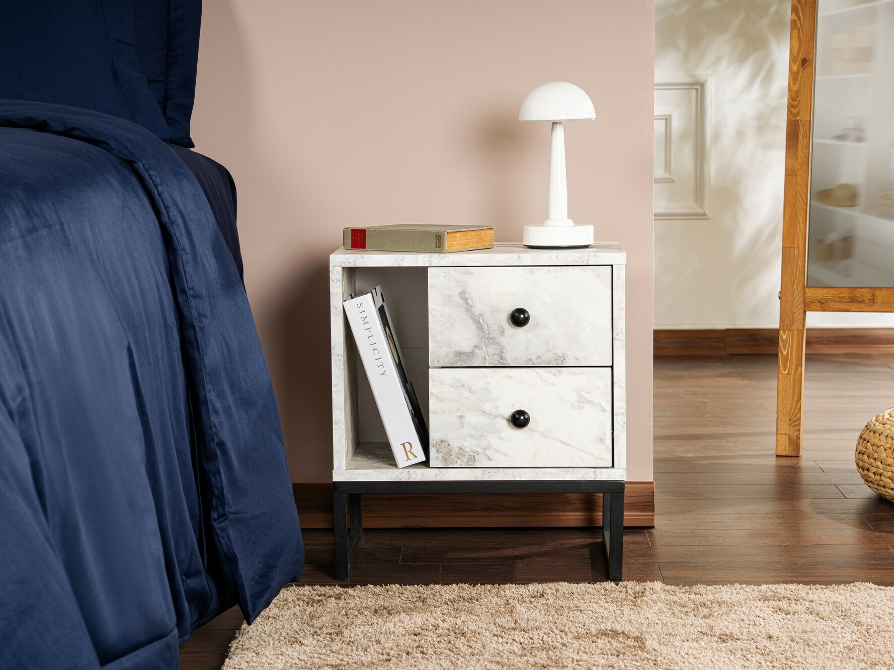 Éjjeliszekrény Novato 109 (Fehér márvány + Fekete)