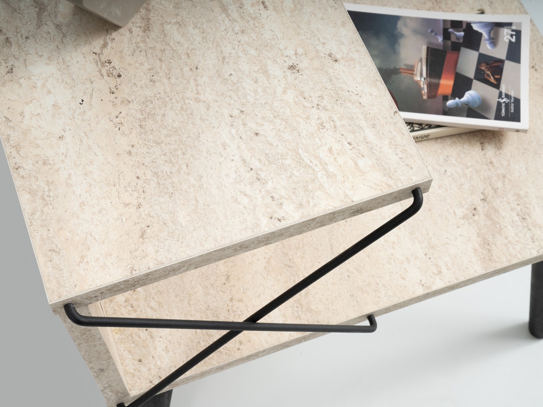 Éjjeliszekrény Kailua 368 (Könnyű travertin + Fekete)