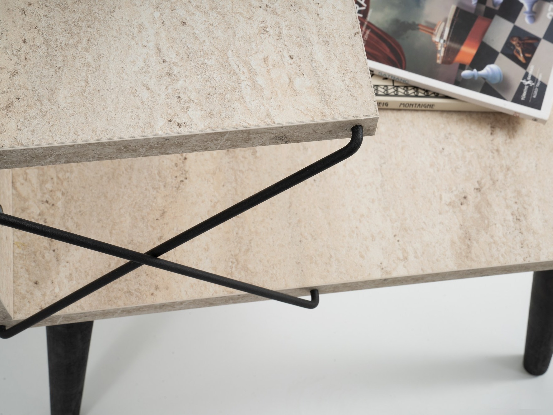 Éjjeliszekrény Kailua 368 (Könnyű travertin + Fekete)