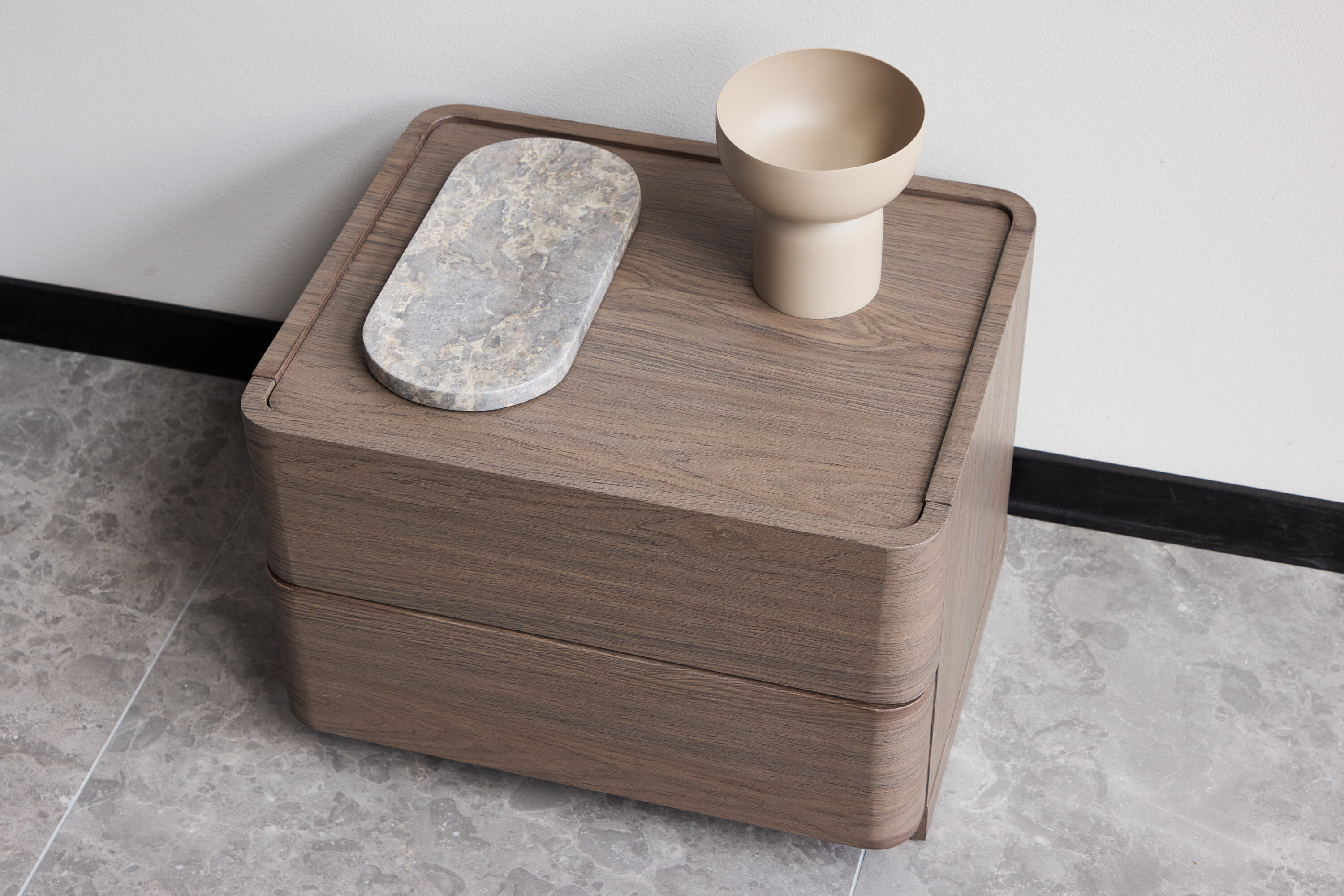 Éjjeliszekrény Dallas 4744