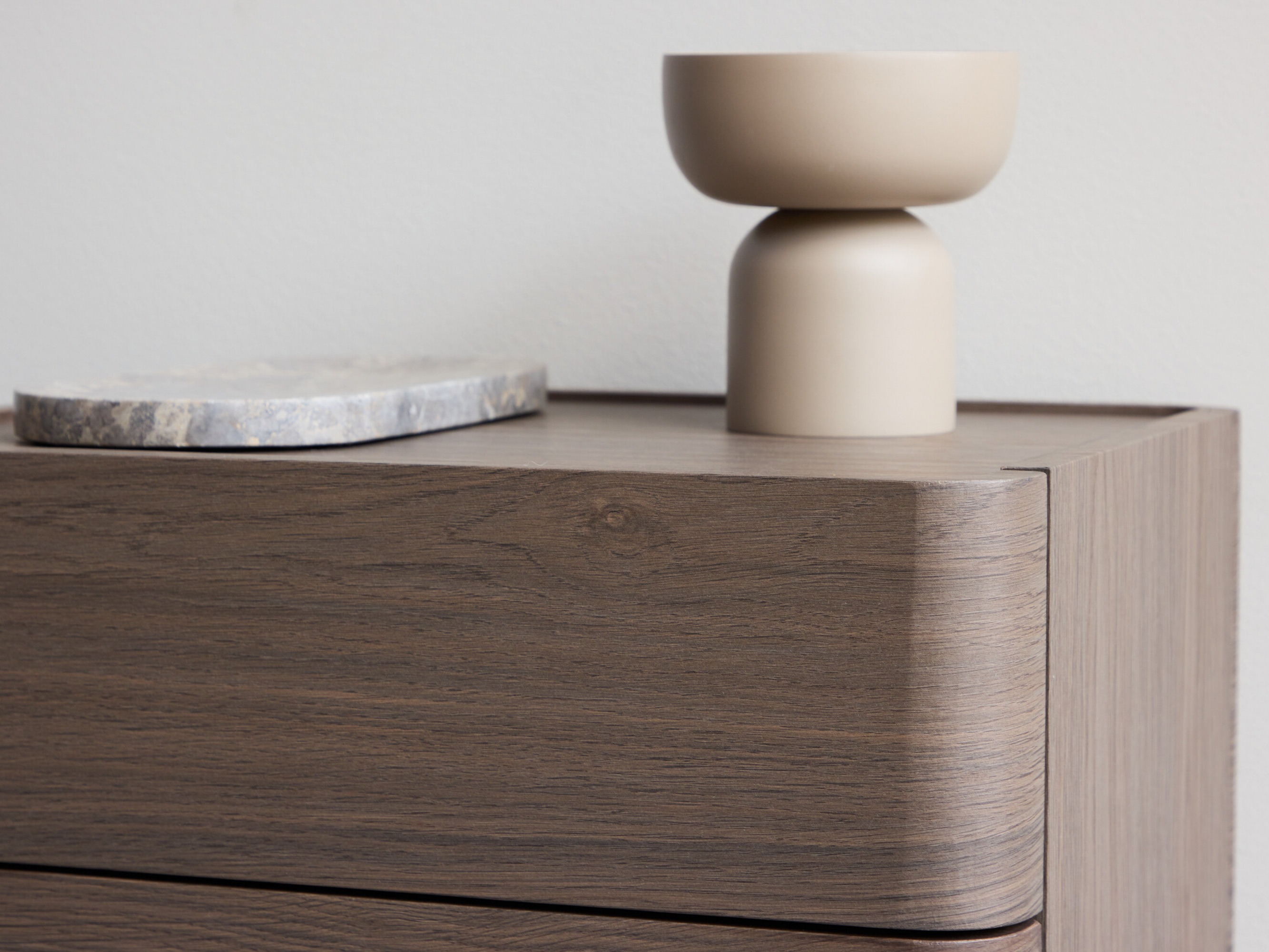 Éjjeliszekrény Dallas 4744