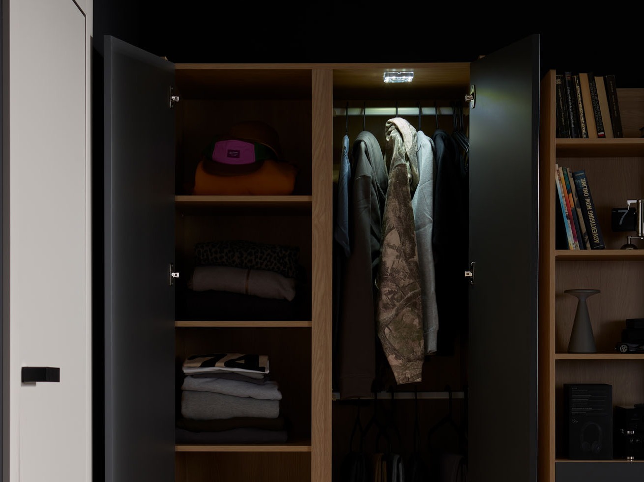 Gardróbszekrény Velrome 109 (Tölgy + Bézs)